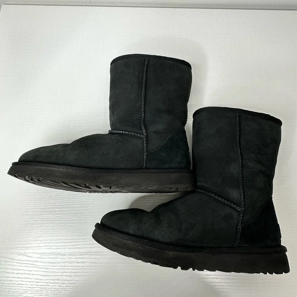 UGG Women’s Classic Short II Size 8